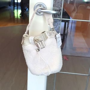 Lululemon discontinued crossover bucket bag *fleece white*